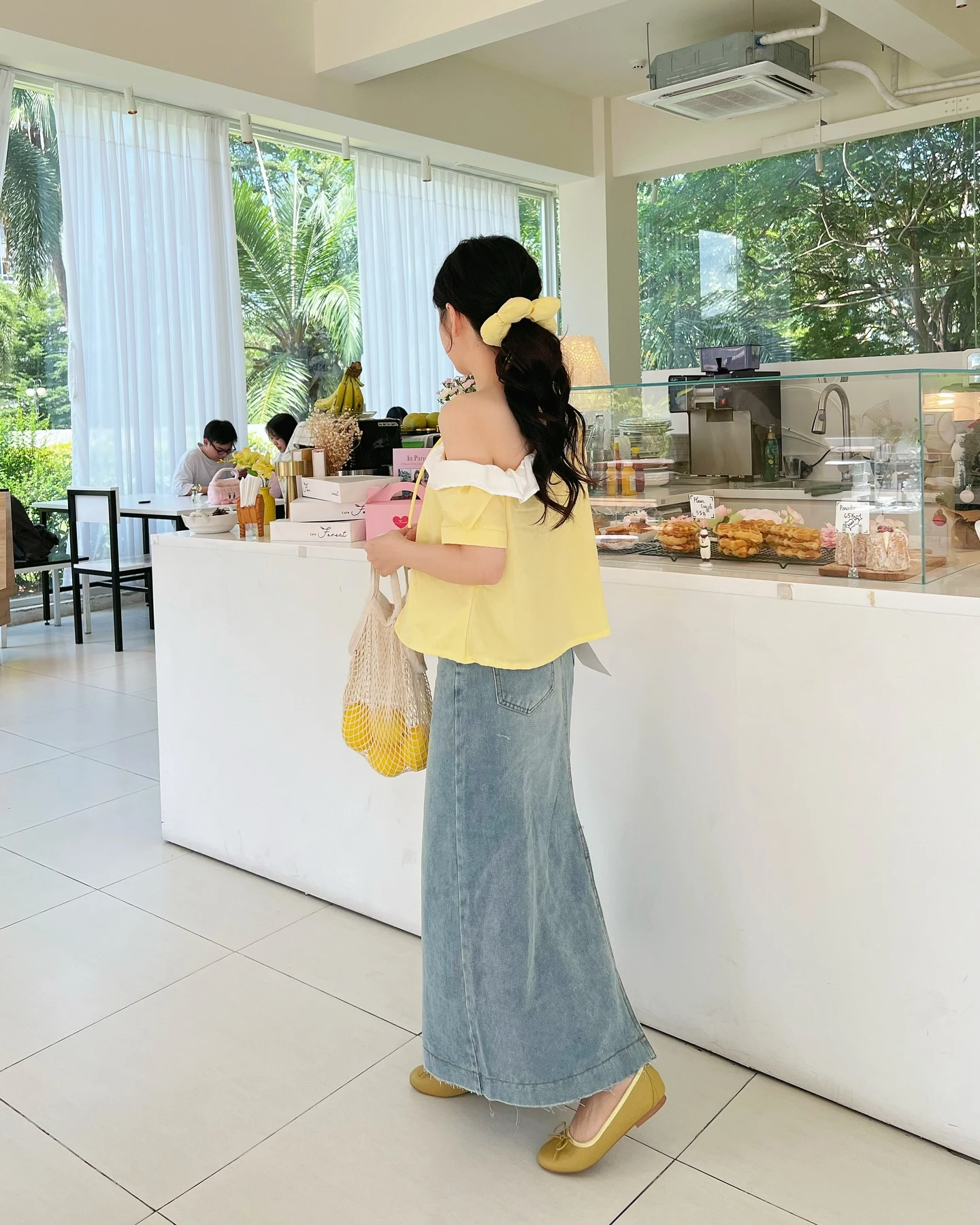 Áo babydoll vàng trễ vai phối trắng