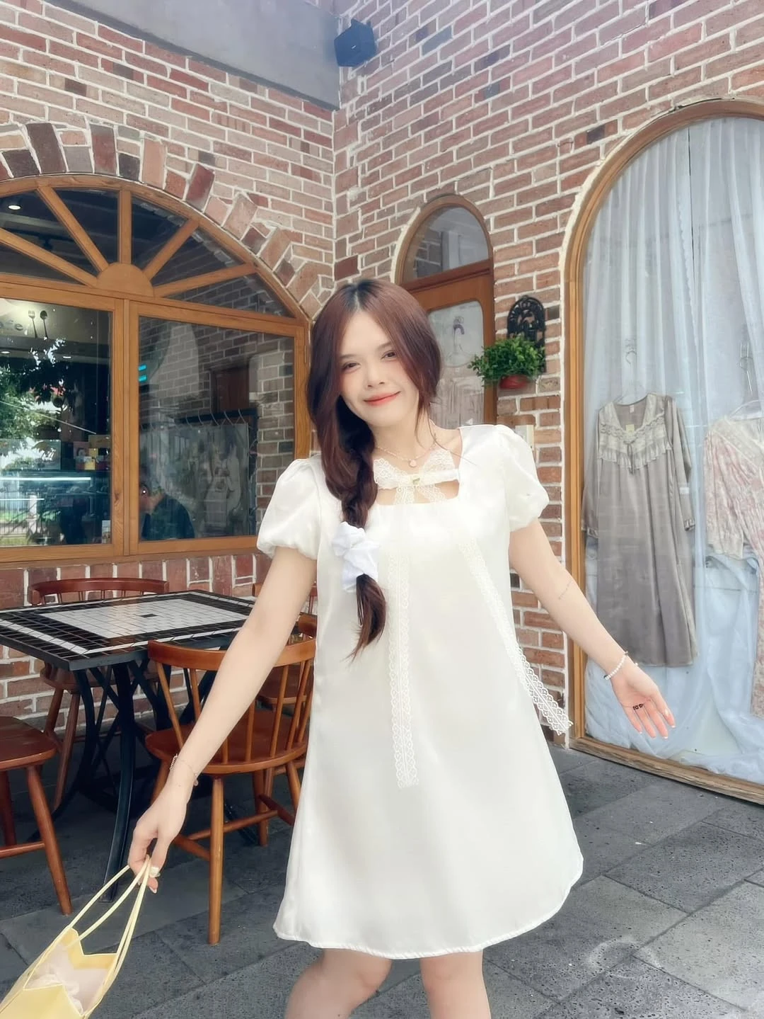 Đầm babydoll trắng voan đính nơ