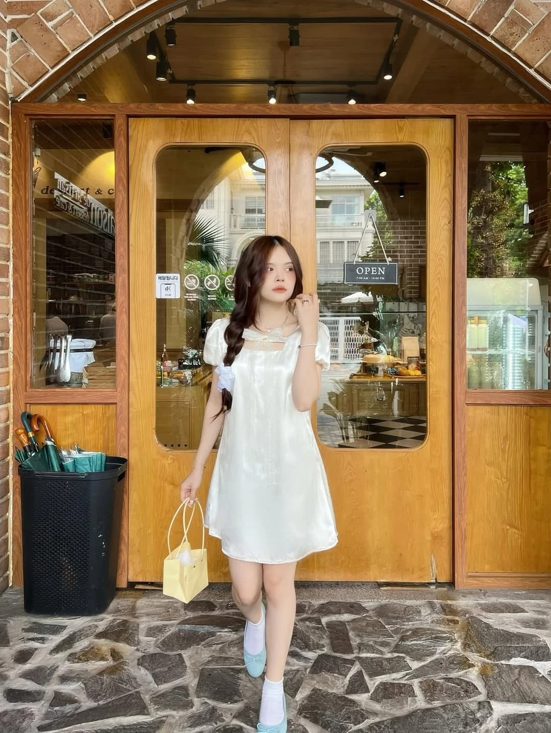 Đầm babydoll trắng voan đính nơ