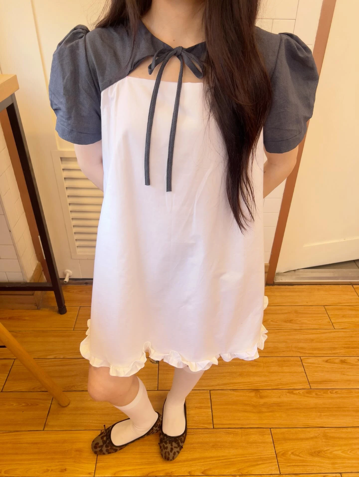 Đầm babydoll trắng phối tây caro xanh