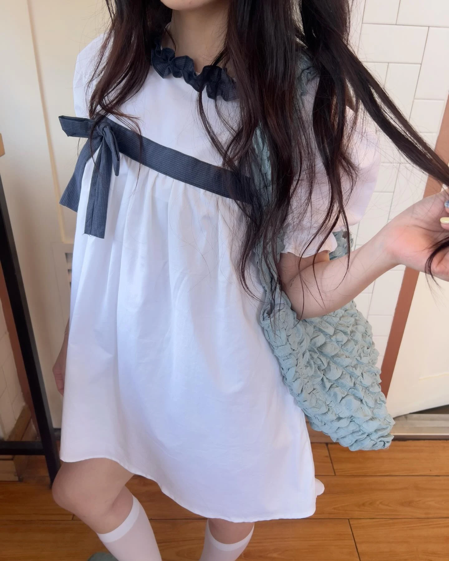 Đầm babydoll trắng phối caro xanh line giữa