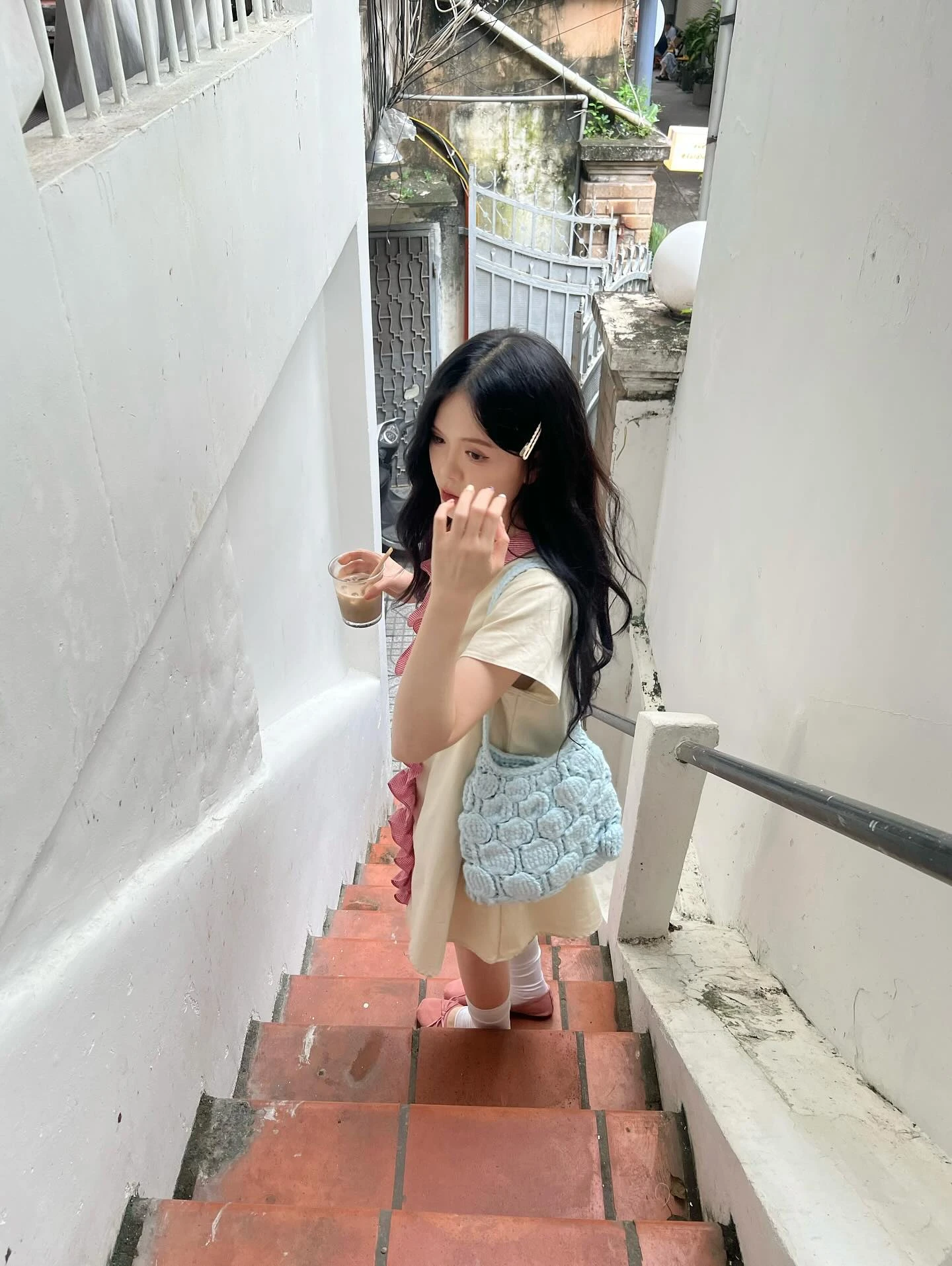 Đầm babydoll kem phối bèo caro đỏ