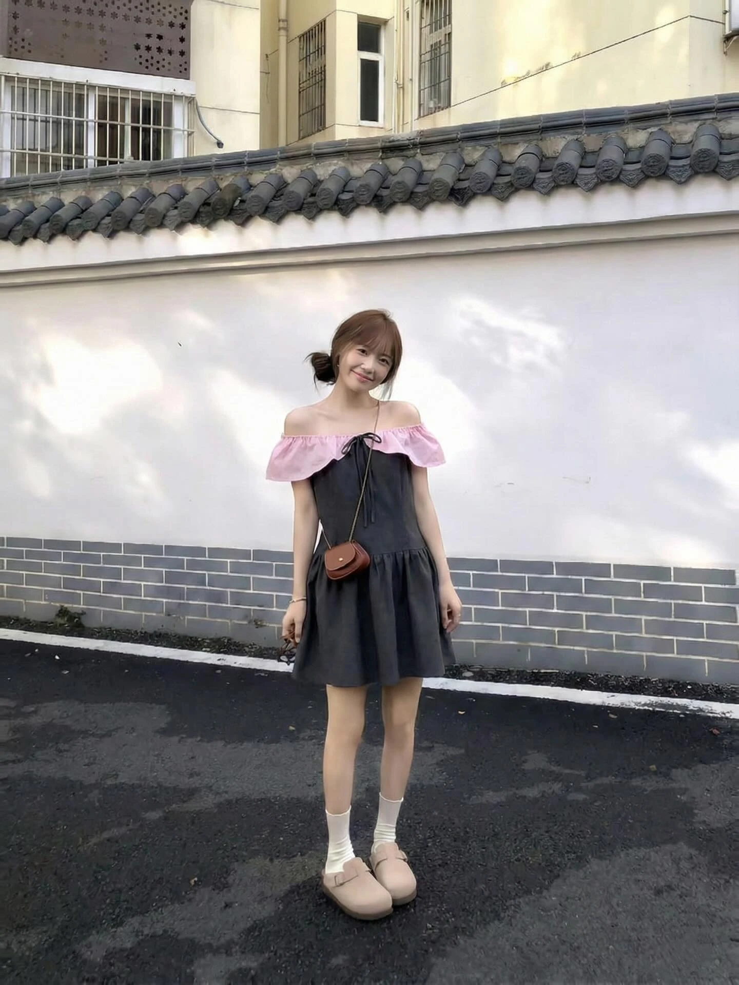 Đầm babydoll xám than phối hồng trễ vai