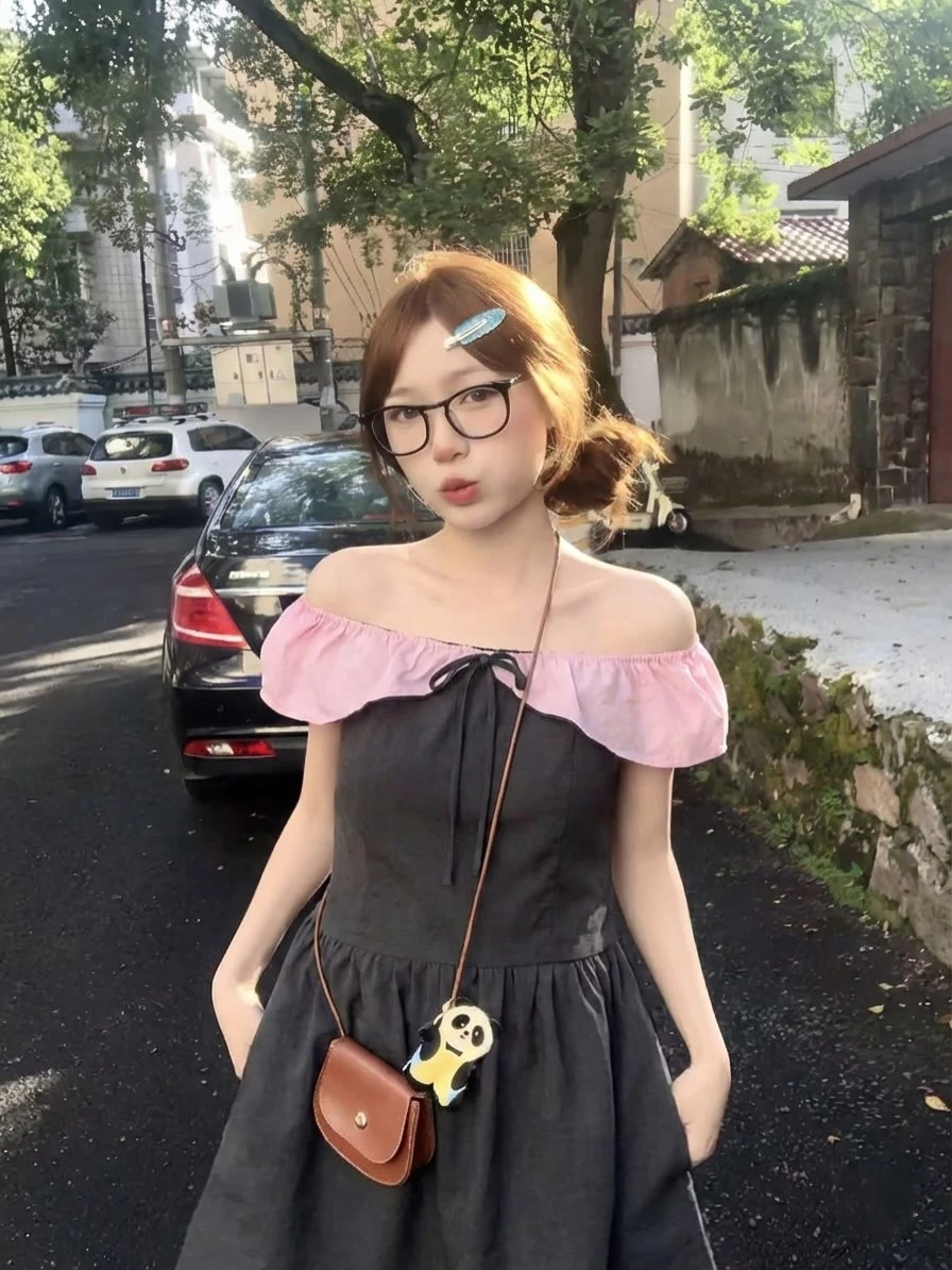 Đầm babydoll xám than phối hồng trễ vai