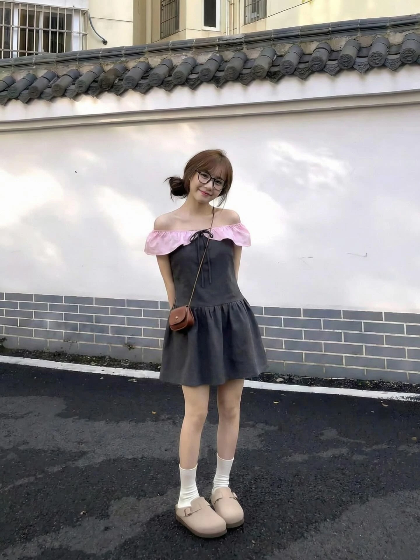 Đầm babydoll xám than phối hồng trễ vai