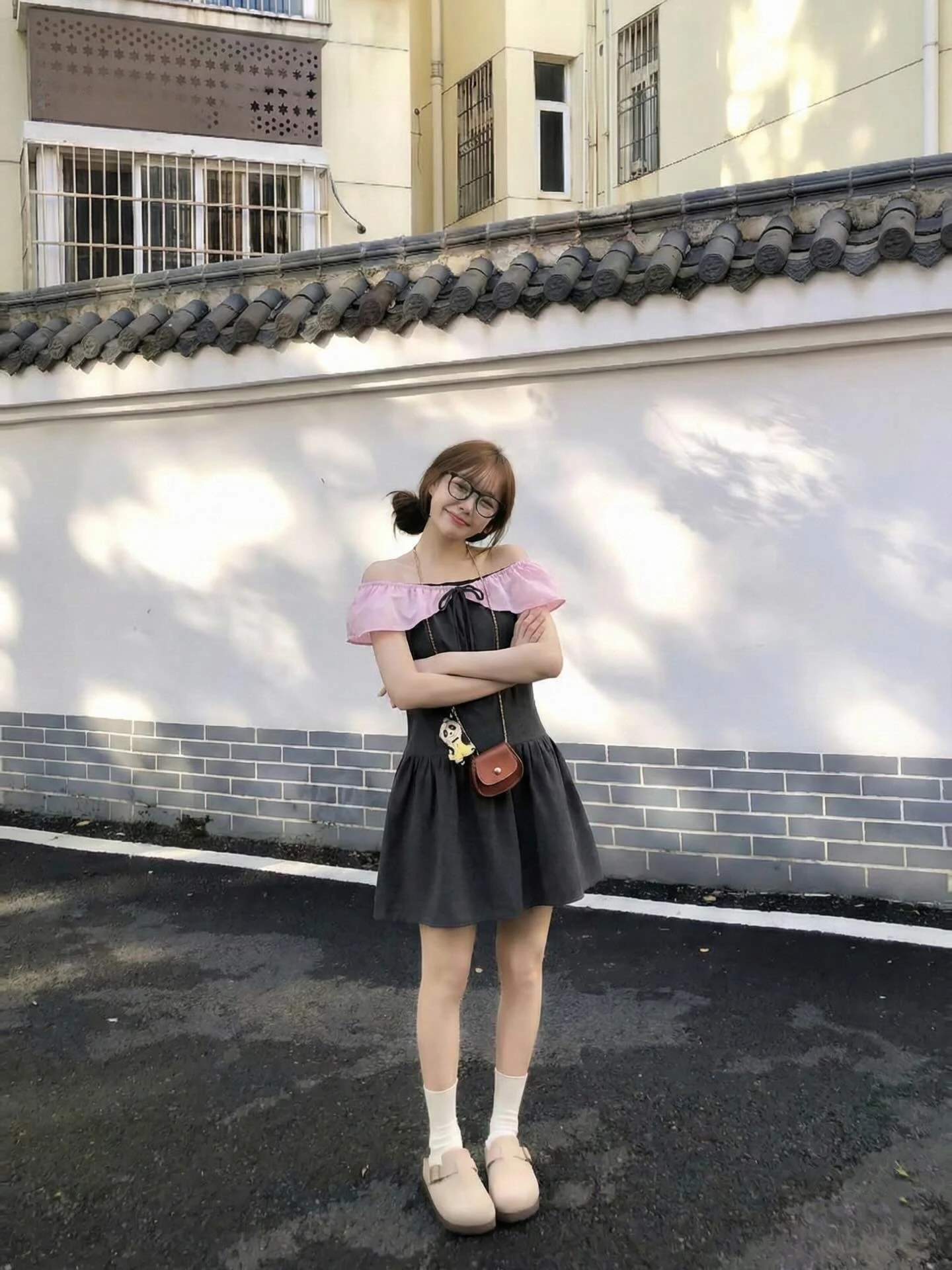 Đầm babydoll xám than phối hồng trễ vai