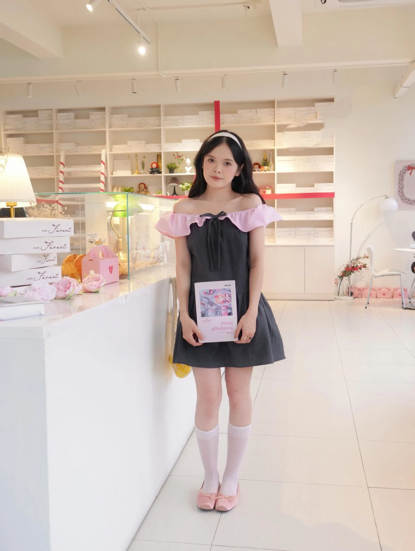 Đầm babydoll xám than phối hồng trễ vai