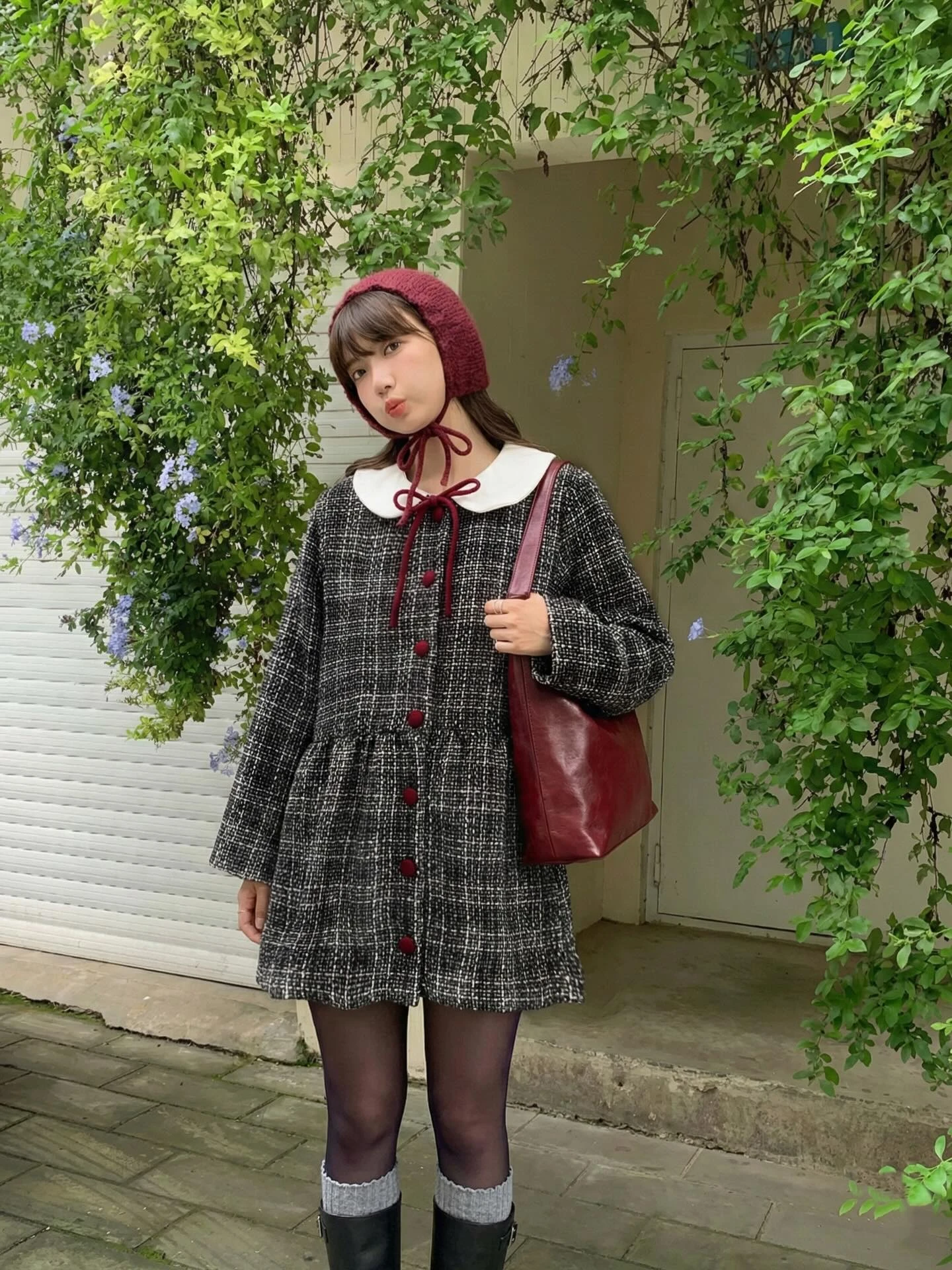 Đầm babydoll dạ đen than đính nút đỏ