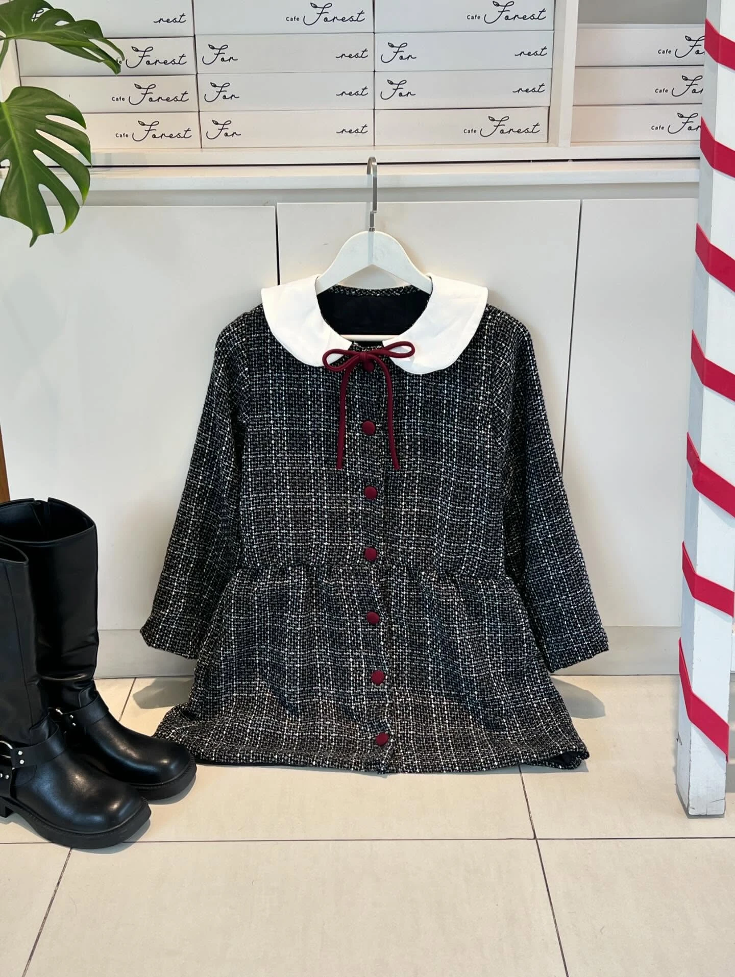 Đầm babydoll dạ đen than đính nút đỏ