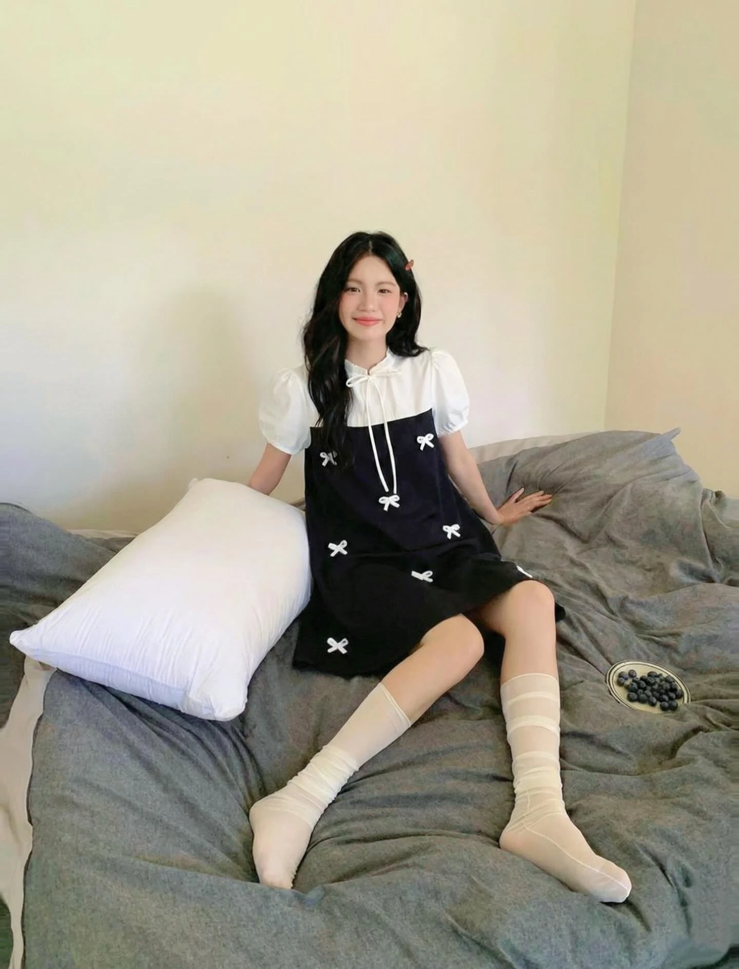 Đầm babydoll đen phối kem nhiều nơ 