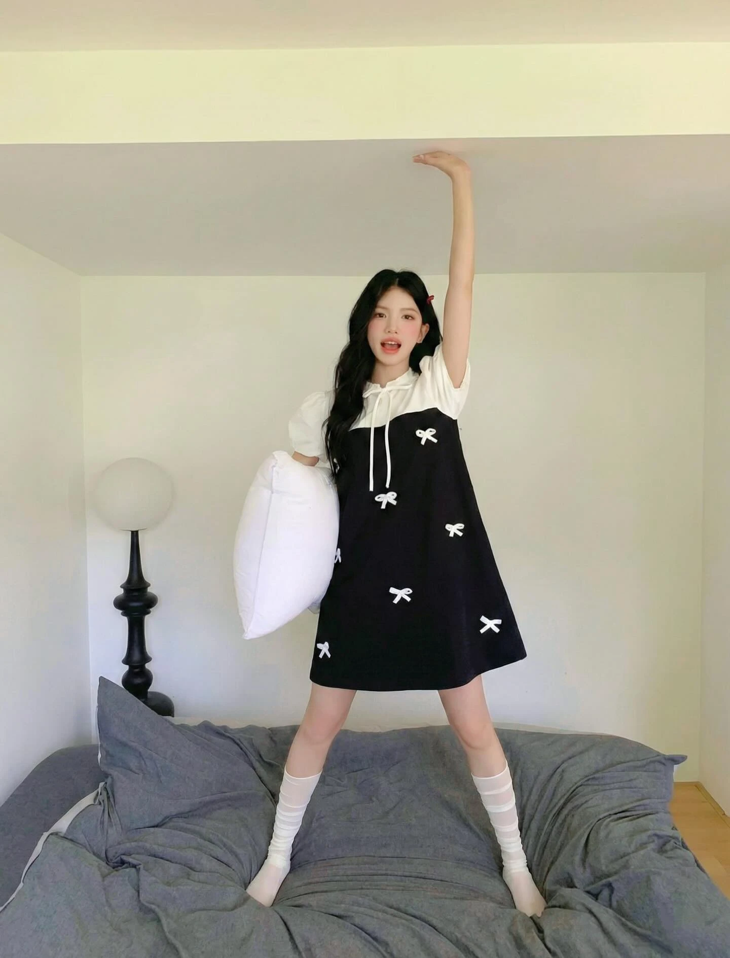 Đầm babydoll đen phối kem nhiều nơ 