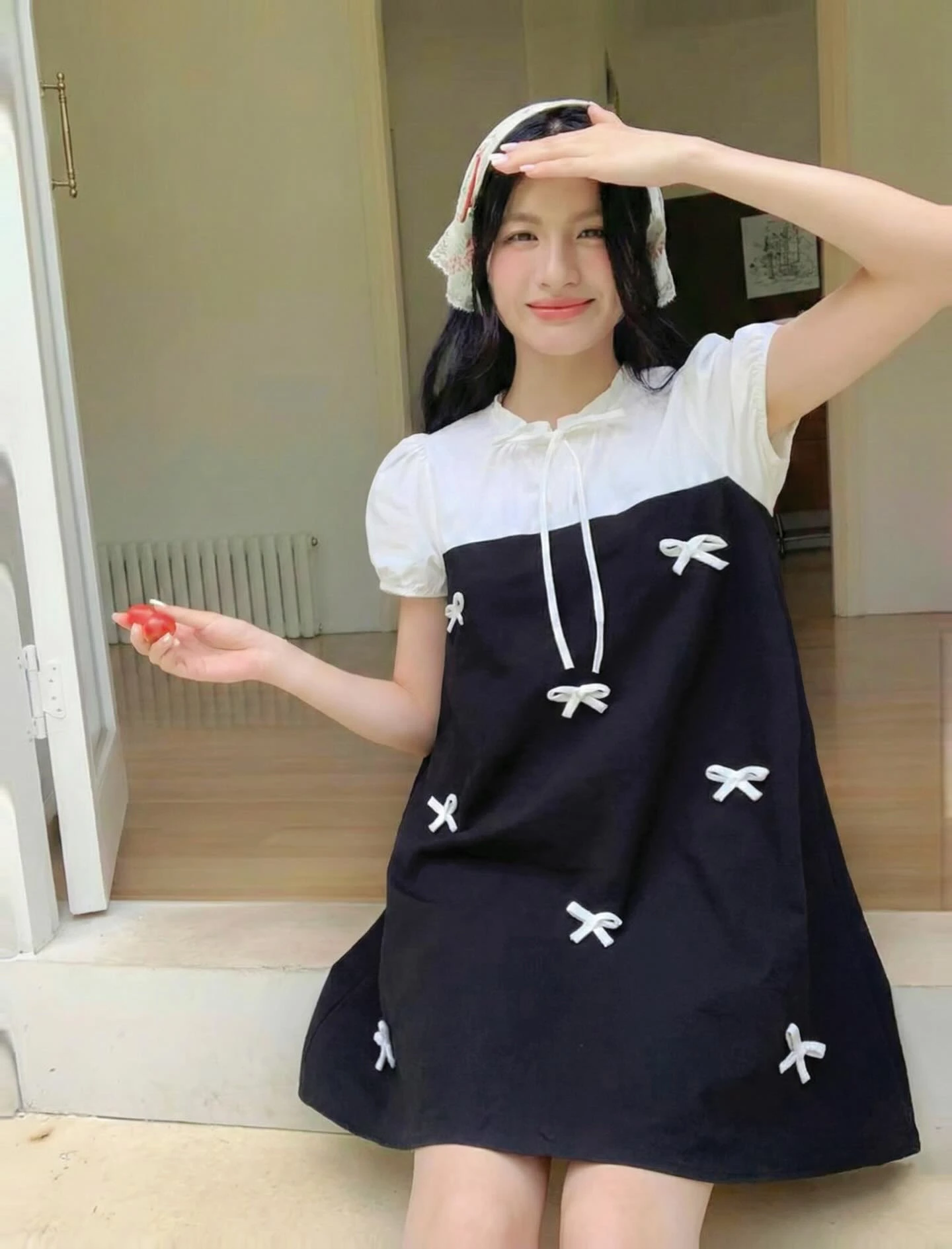 Đầm babydoll đen phối kem nhiều nơ 