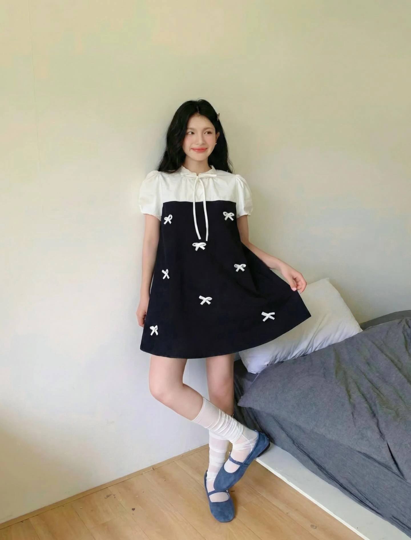 Đầm babydoll đen phối kem nhiều nơ 