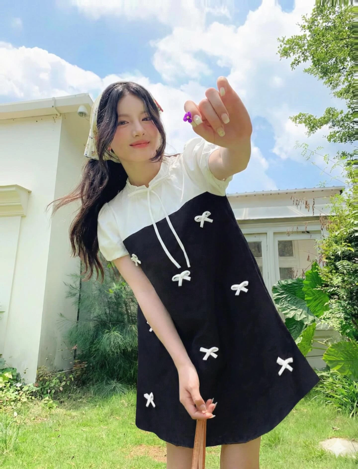 Đầm babydoll đen phối kem nhiều nơ 