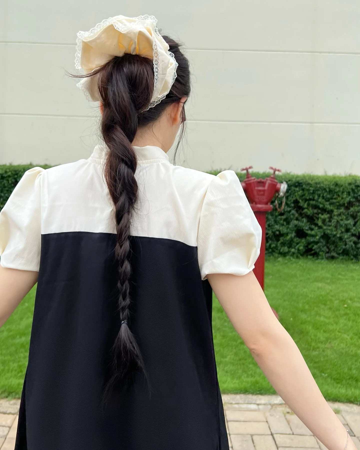 Đầm babydoll đen phối kem nhiều nơ 