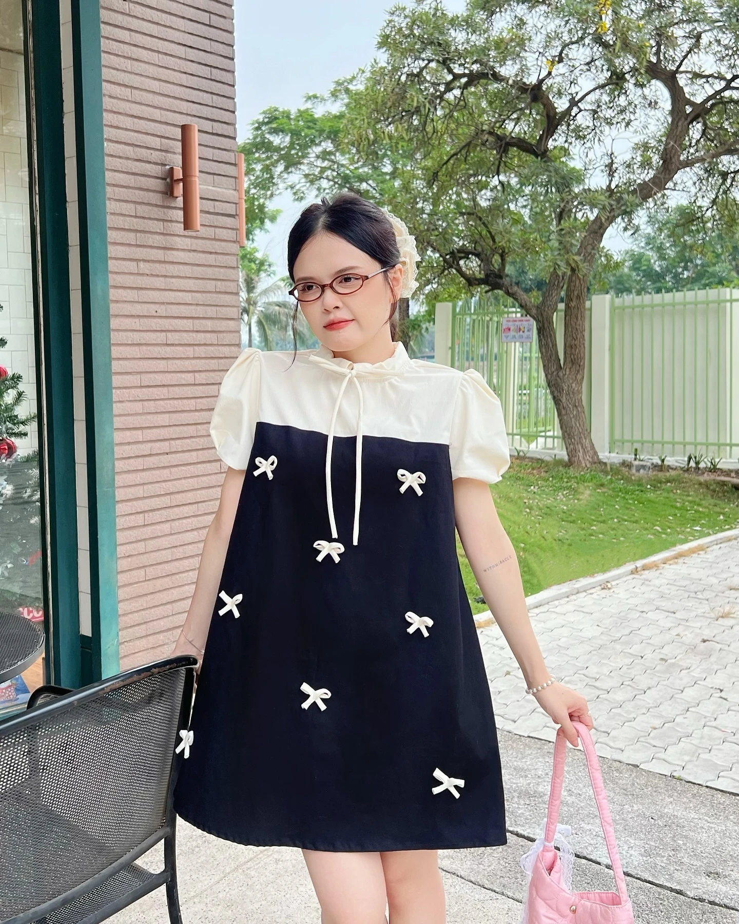 Đầm babydoll đen phối kem nhiều nơ 