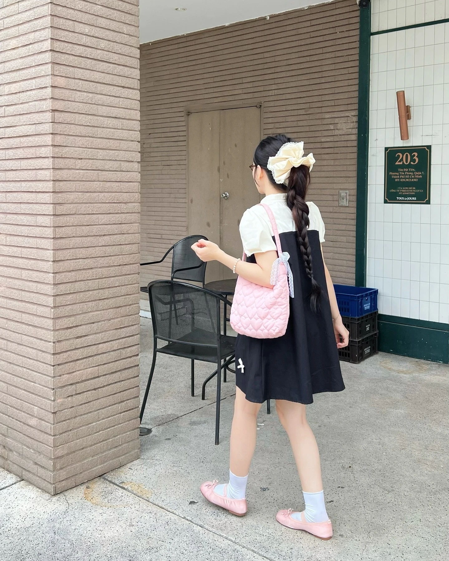 Đầm babydoll đen phối kem nhiều nơ 