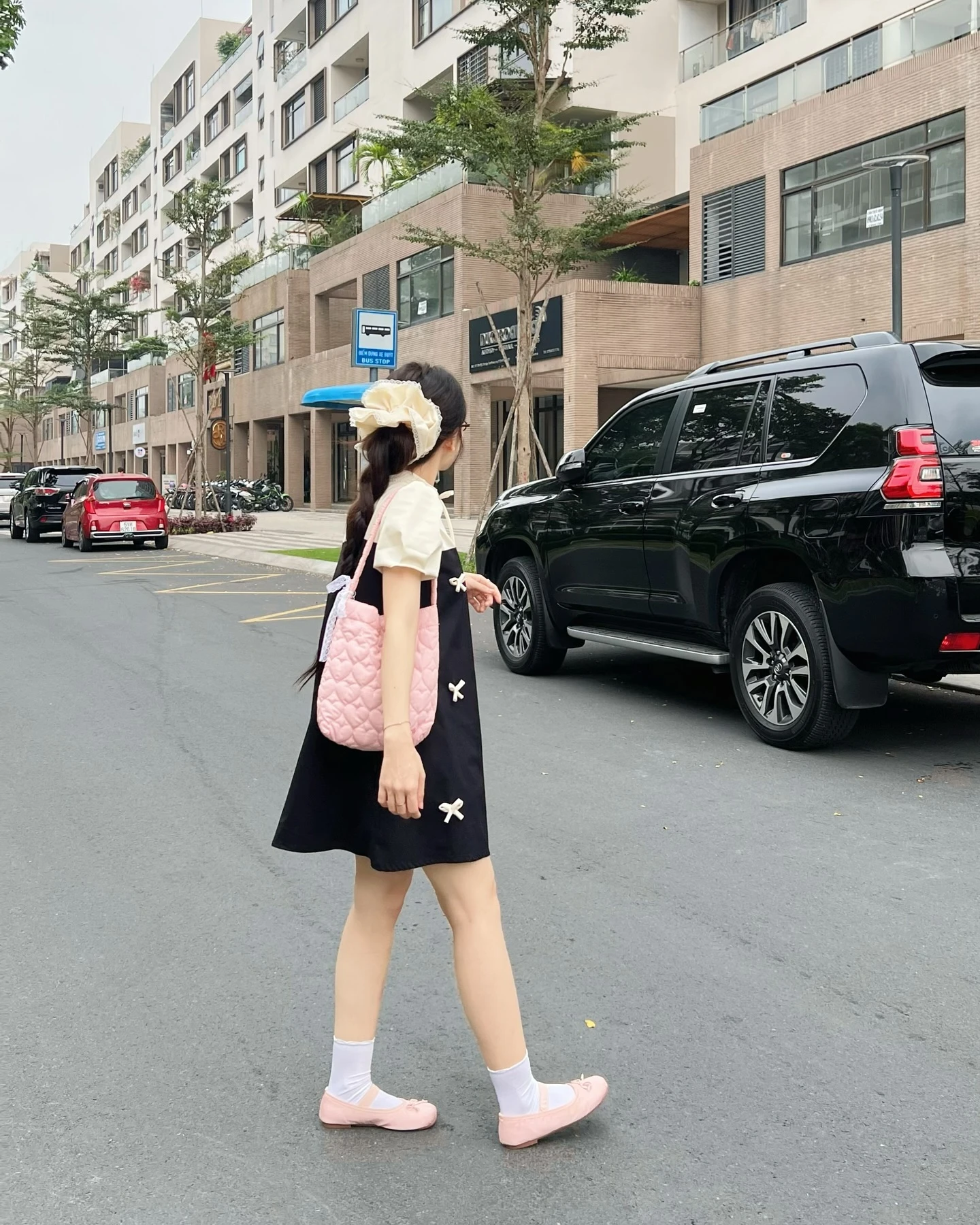 Đầm babydoll đen phối kem nhiều nơ 