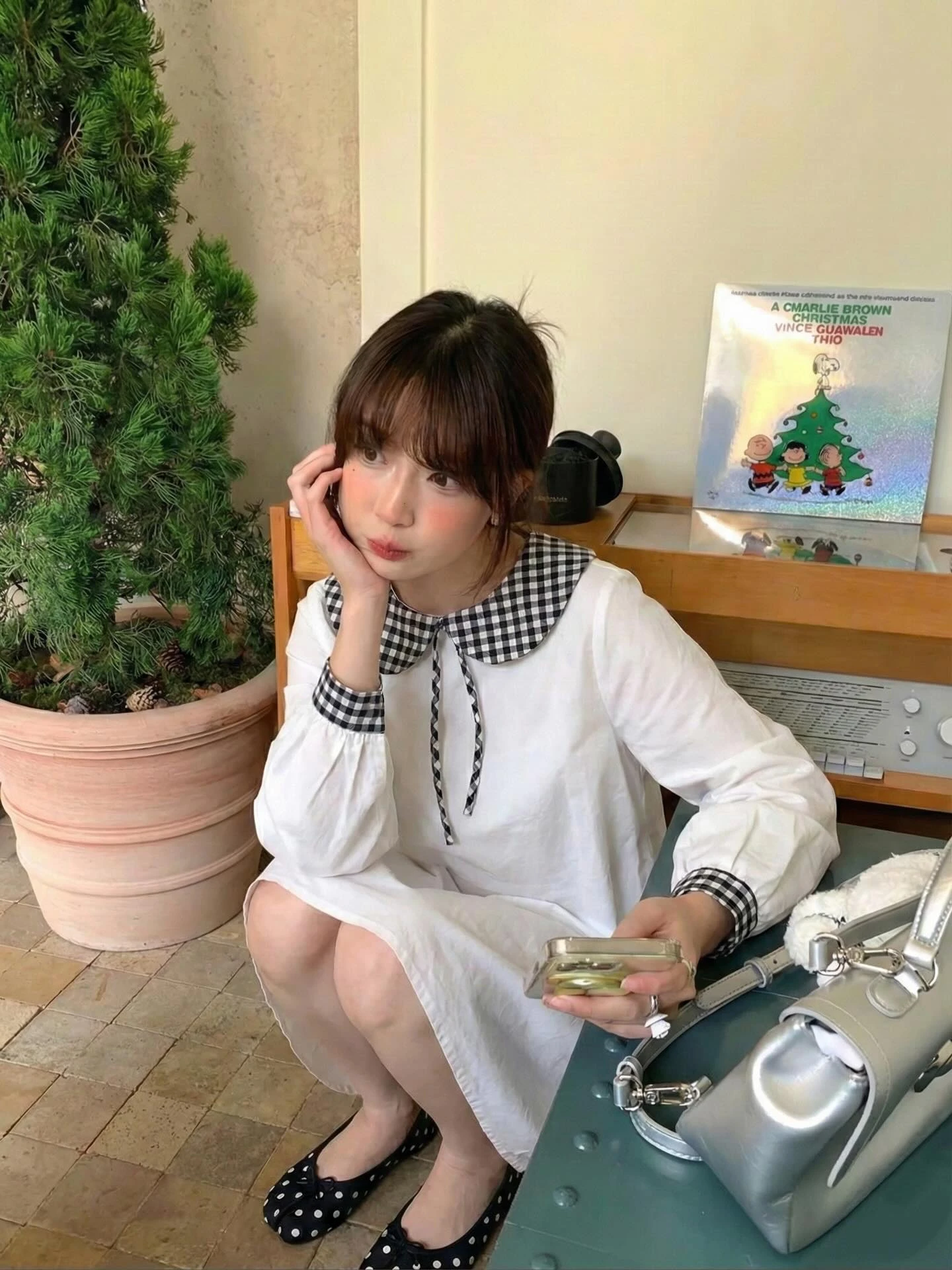 Đầm babydoll trắng phối caro đen tay dài