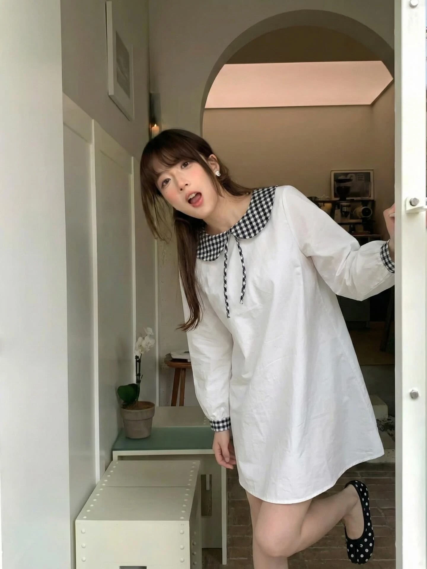 Đầm babydoll trắng phối caro đen tay dài