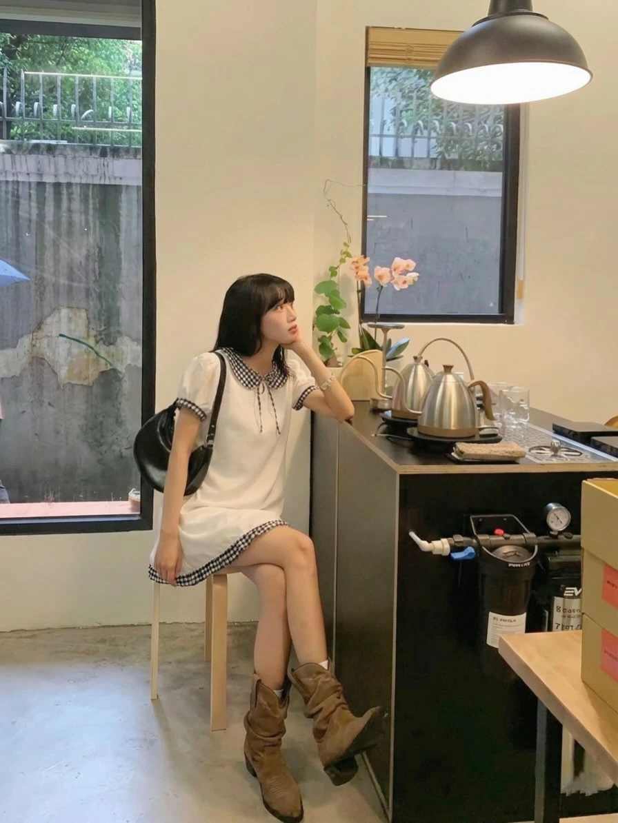 Đầm babydoll trắng phối caro đen tay bèo nơ