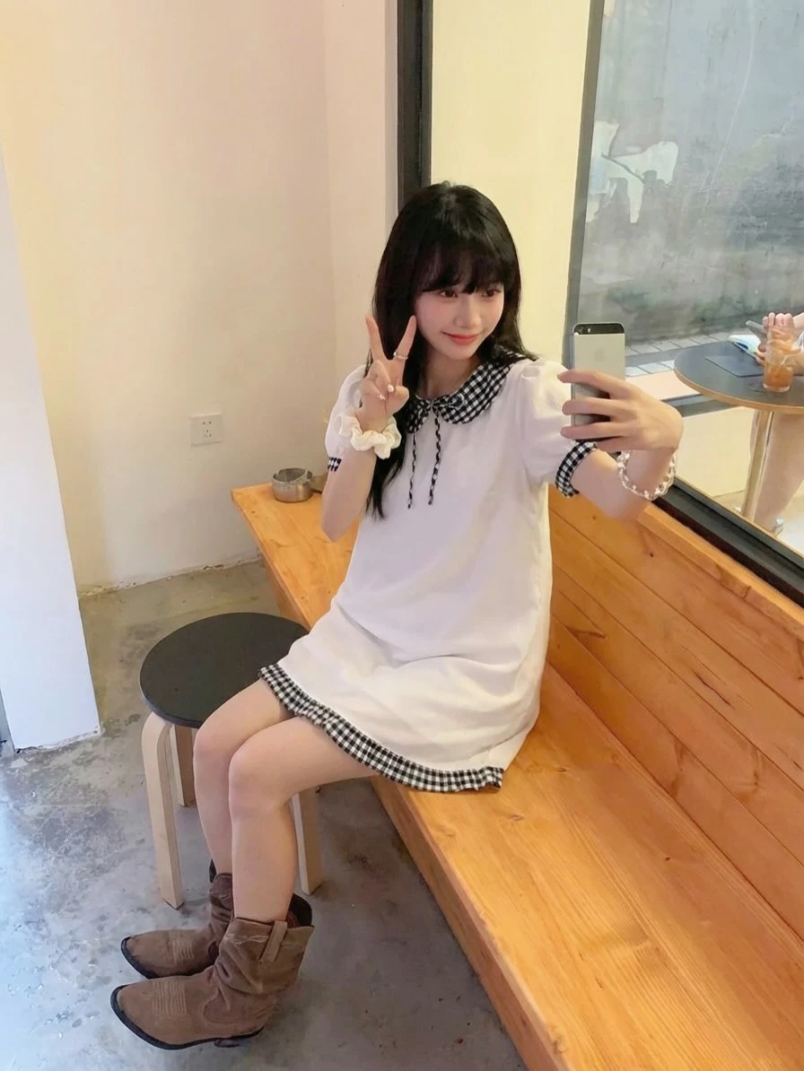 Đầm babydoll trắng phối caro đen tay bèo nơ