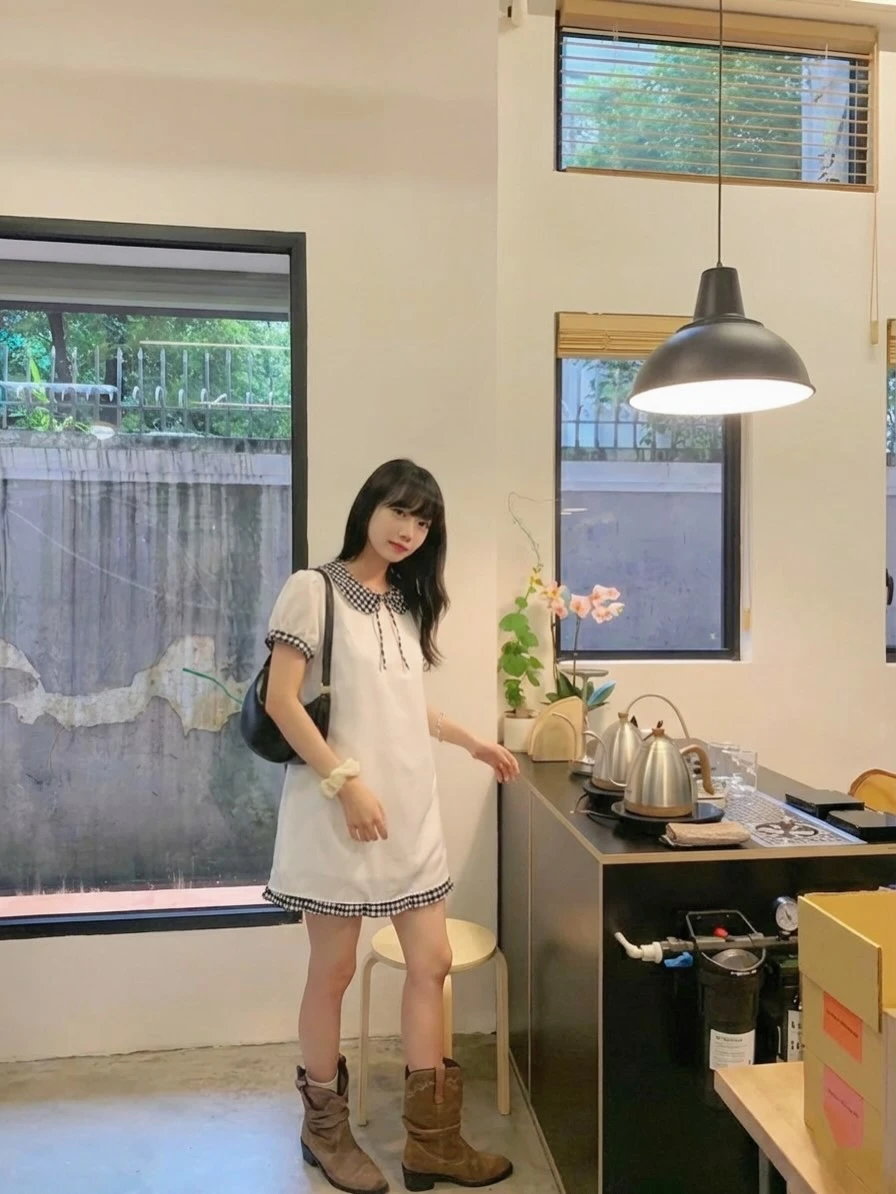 Đầm babydoll trắng phối caro đen tay bèo nơ