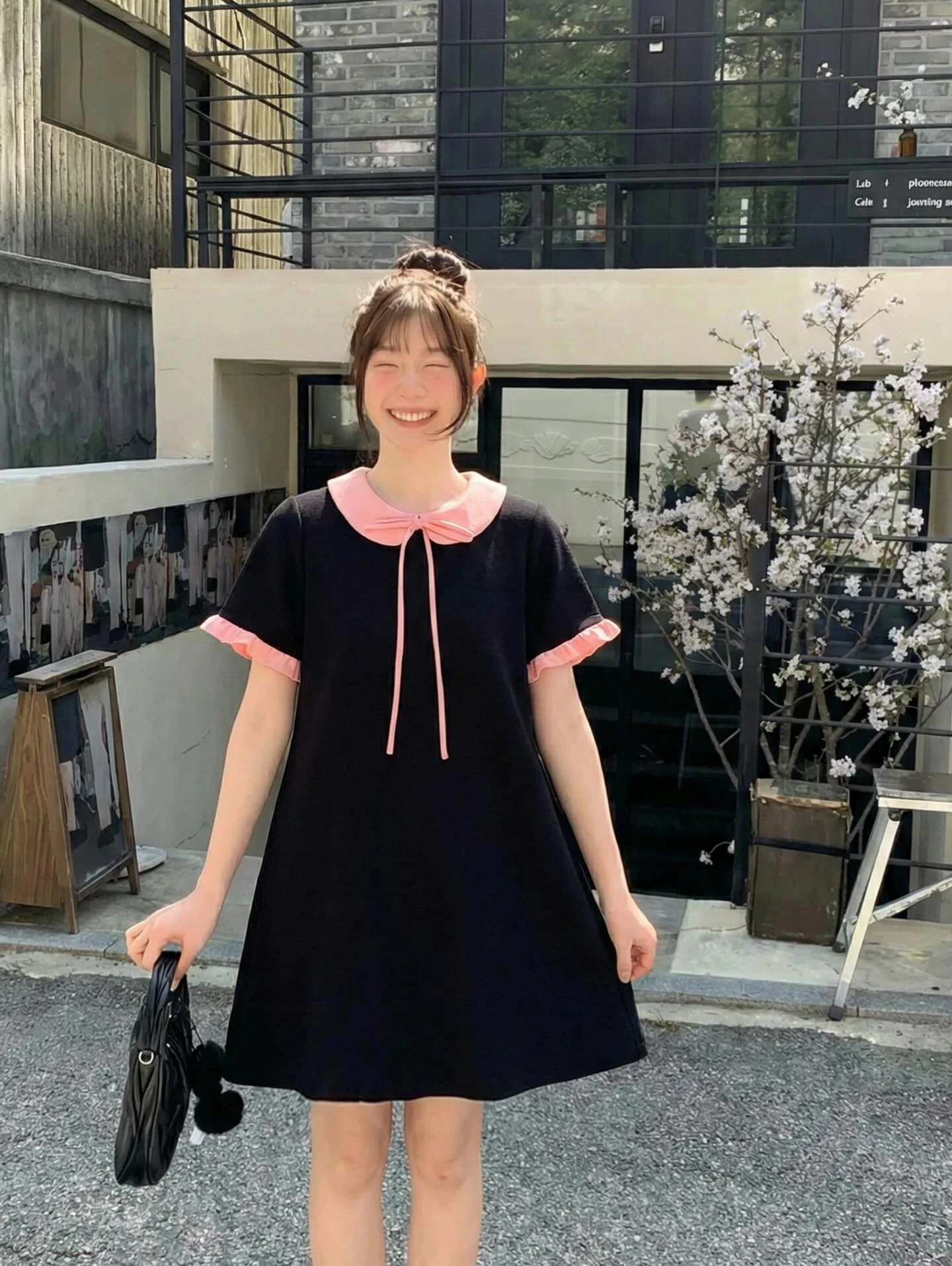 Đầm babydoll đen phối hồng bèo