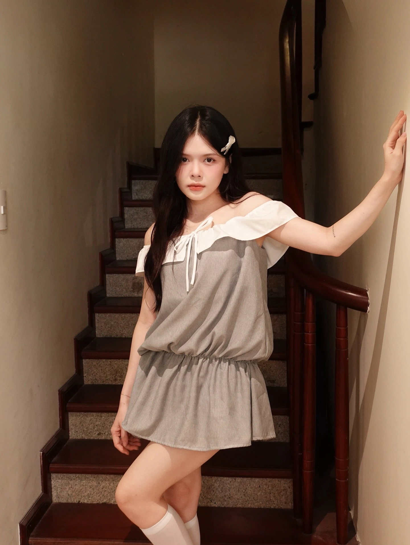 Set babydoll xám trễn vai phối trắng bo chun kèm bảo hộ