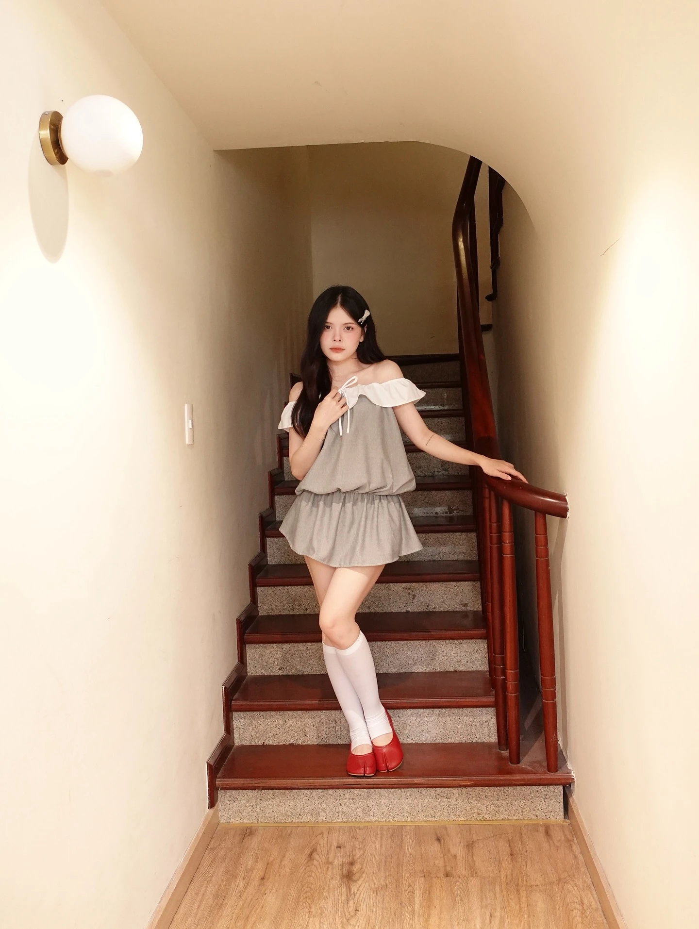 Set babydoll xám trễn vai phối trắng bo chun kèm bảo hộ