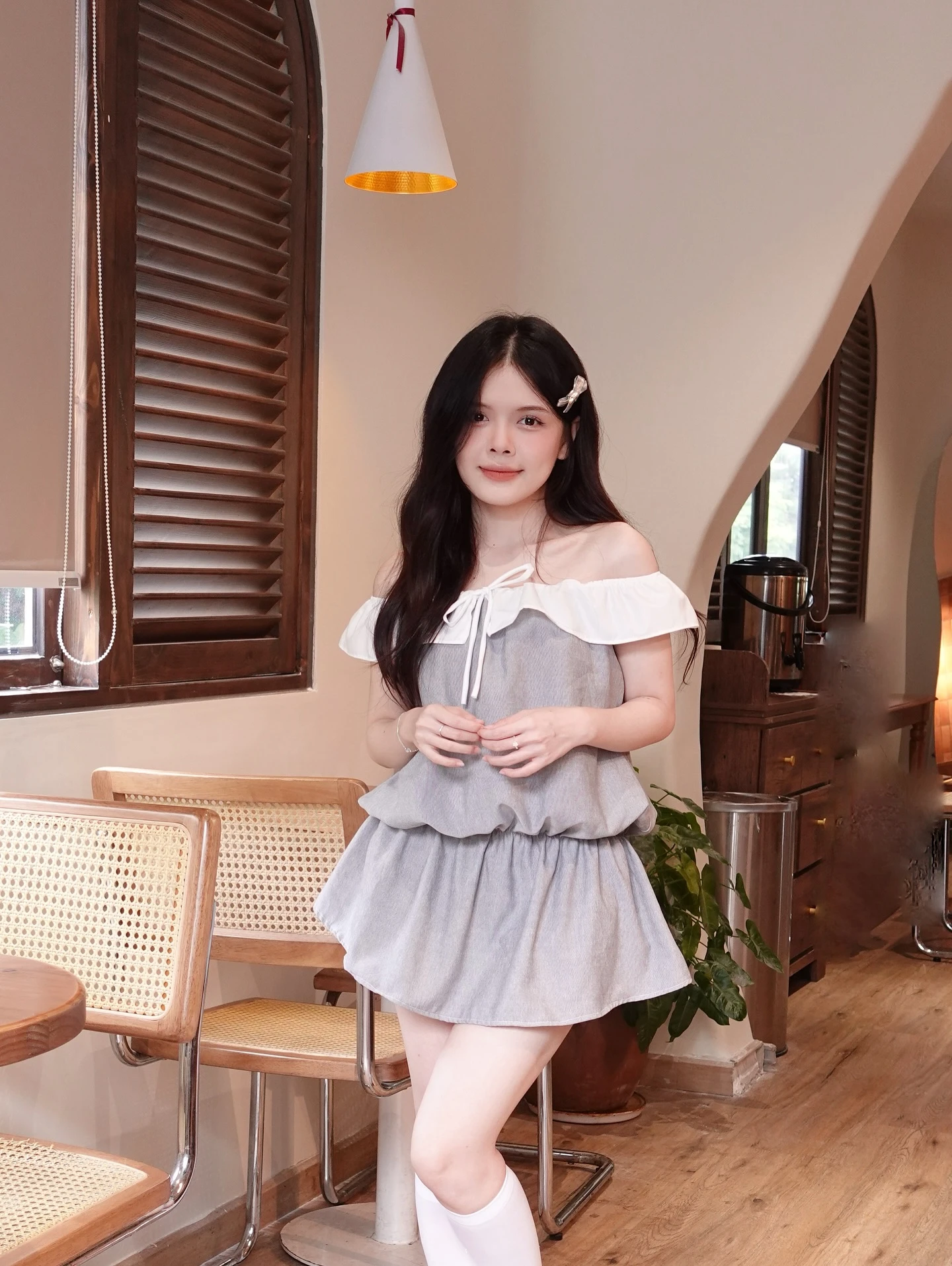 Set babydoll xám trễn vai phối trắng bo chun kèm bảo hộ