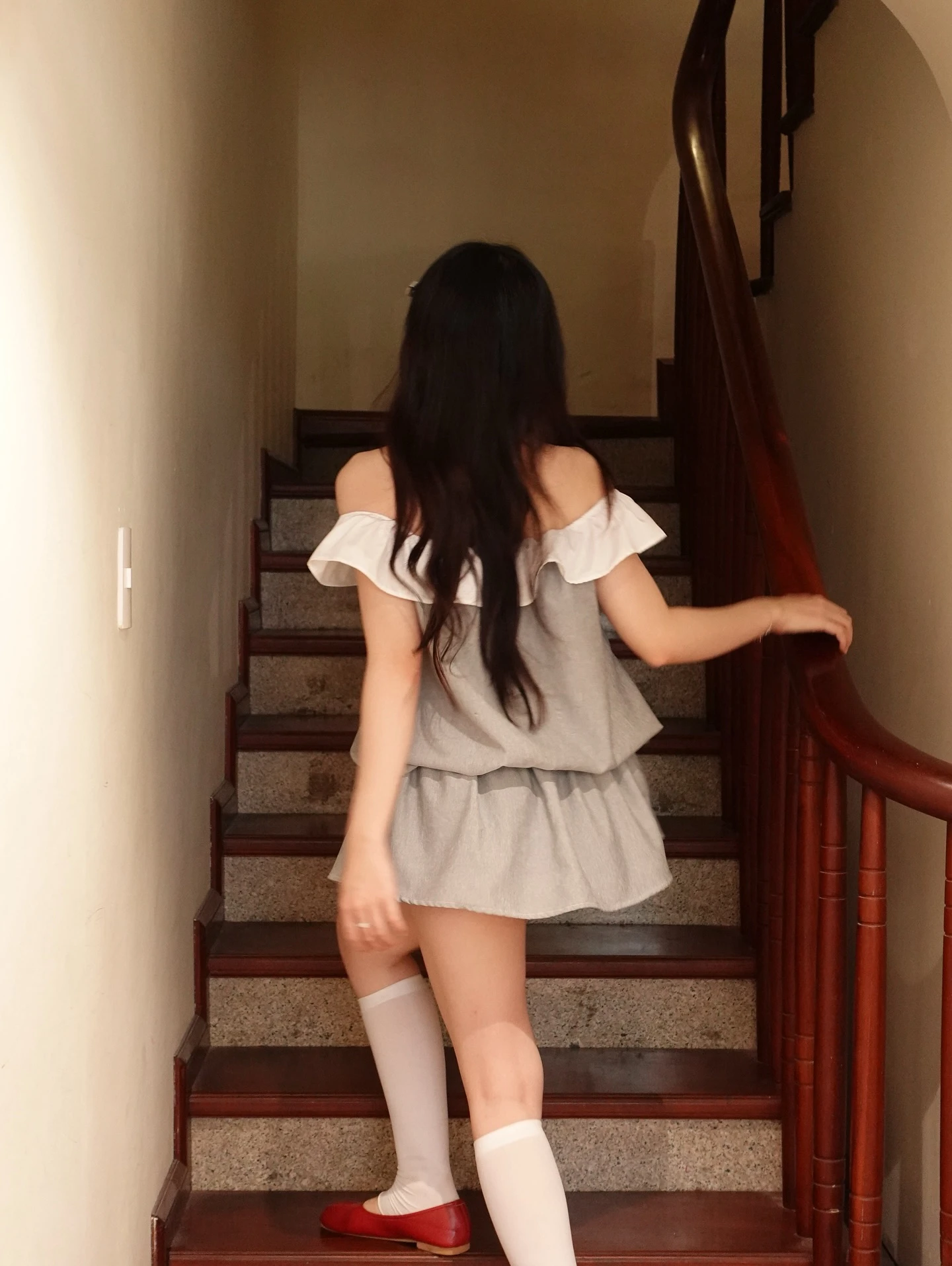 Set babydoll xám trễn vai phối trắng bo chun kèm bảo hộ