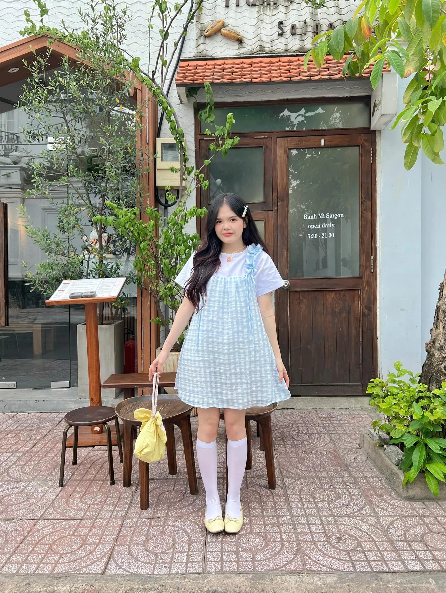 Set babydoll caro xanh nhạt, áo trắng phối 2 dây bèo