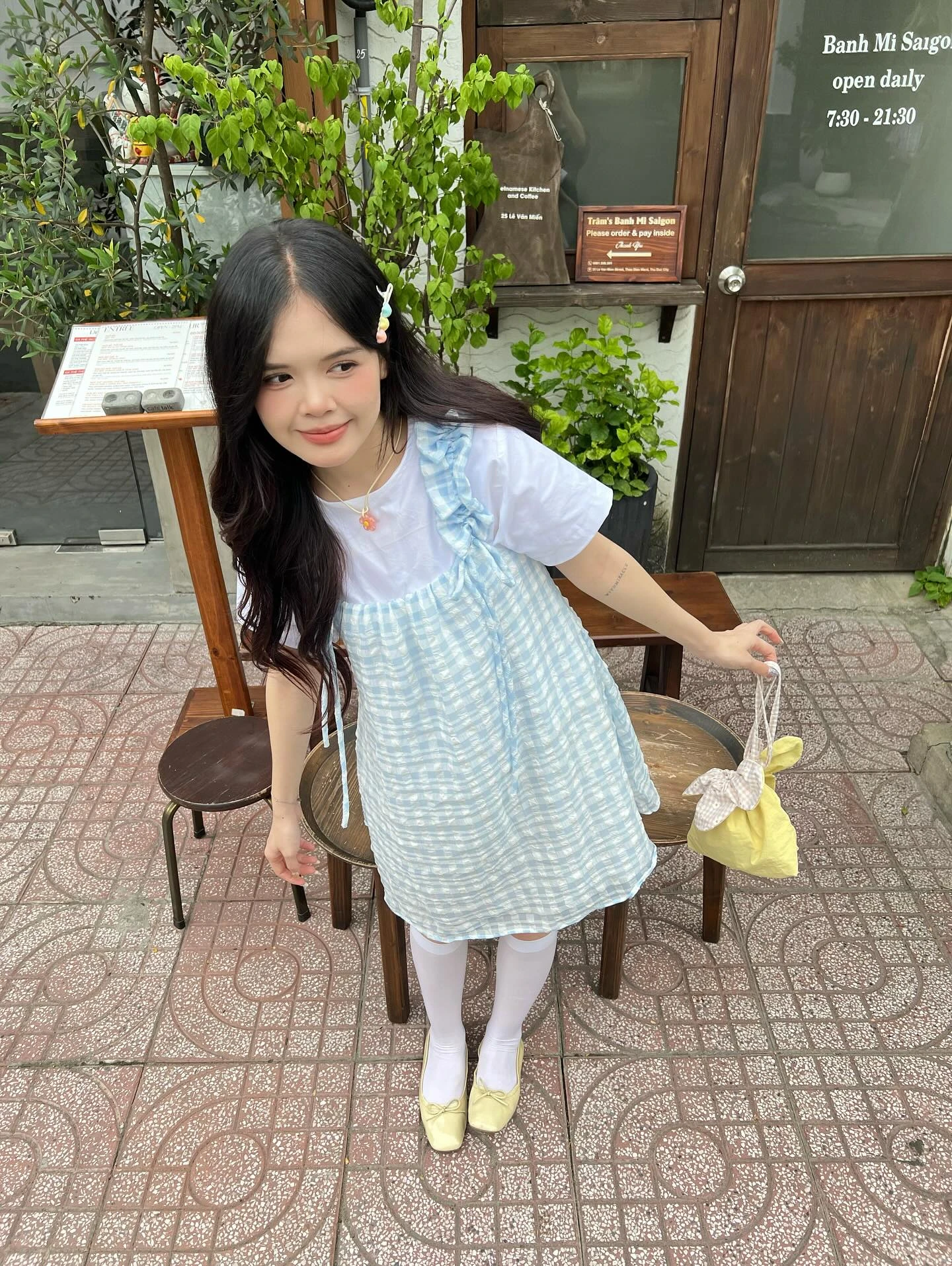 Set babydoll caro xanh nhạt, áo trắng phối 2 dây bèo