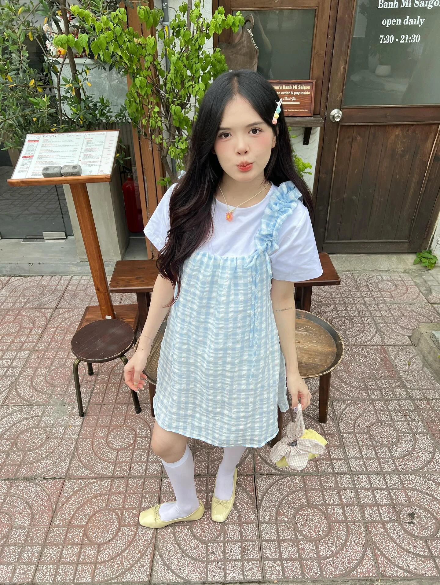 Set babydoll caro xanh nhạt, áo trắng phối 2 dây bèo