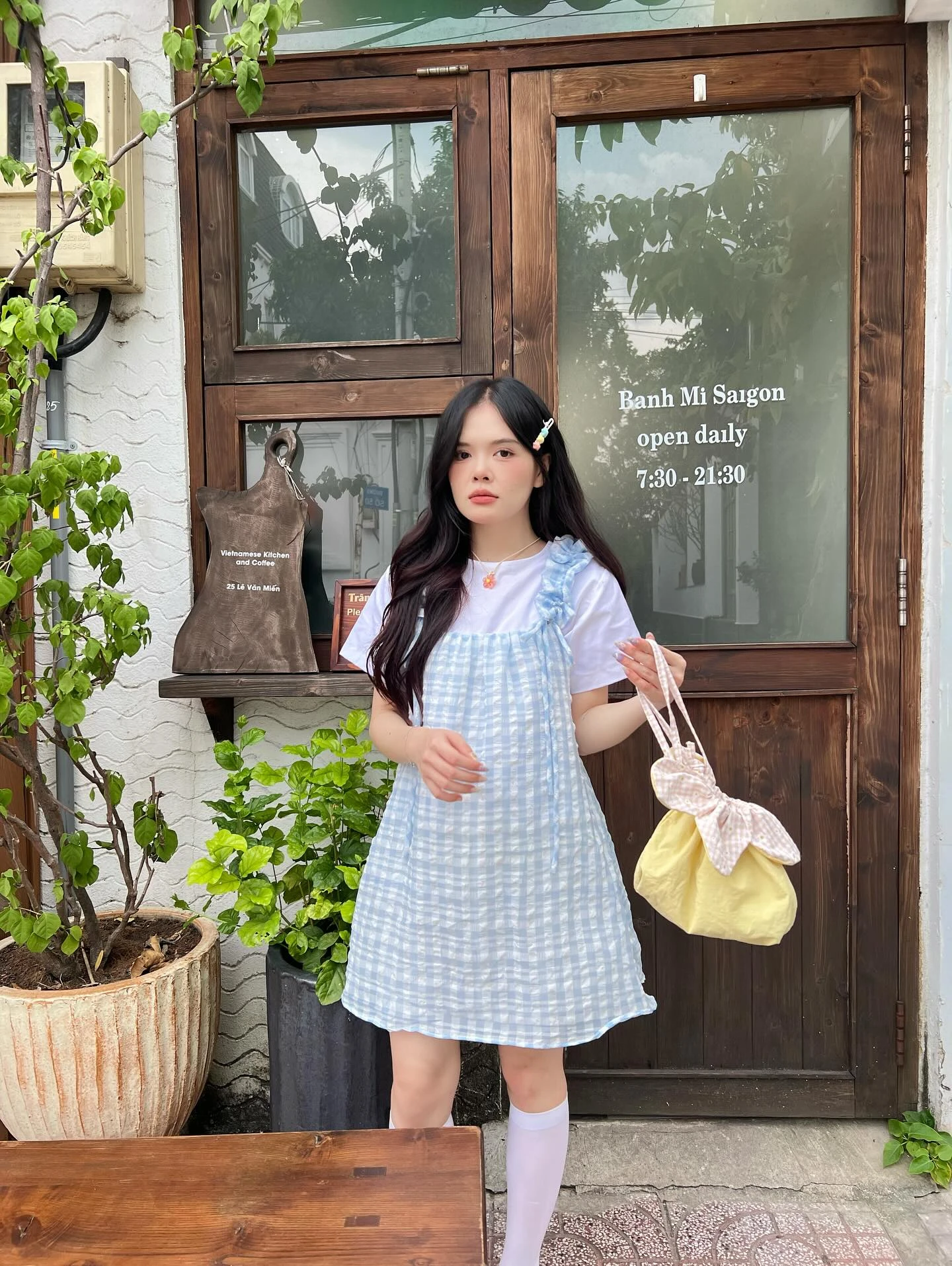 Set babydoll caro xanh nhạt, áo trắng phối 2 dây bèo