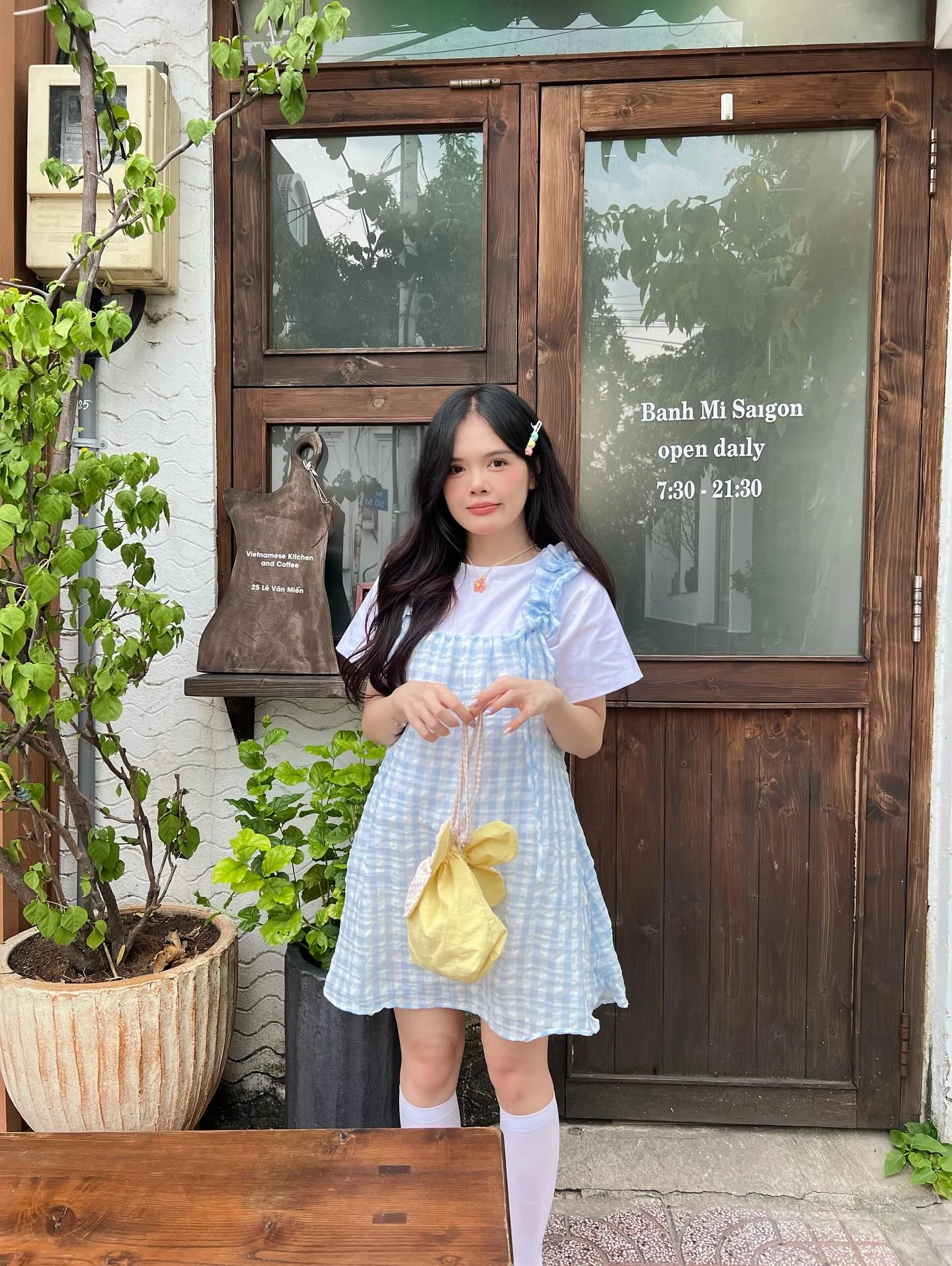 Set babydoll caro xanh nhạt, áo trắng phối 2 dây bèo