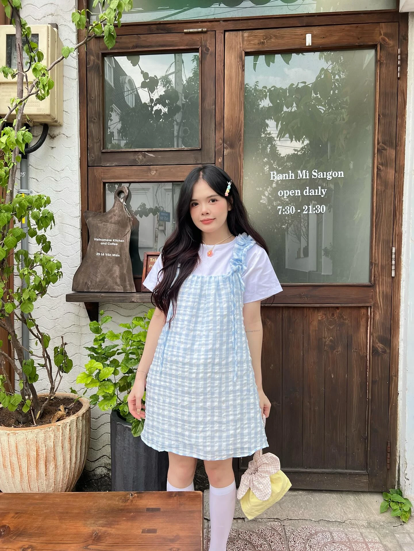 Set babydoll caro xanh nhạt, áo trắng phối 2 dây bèo