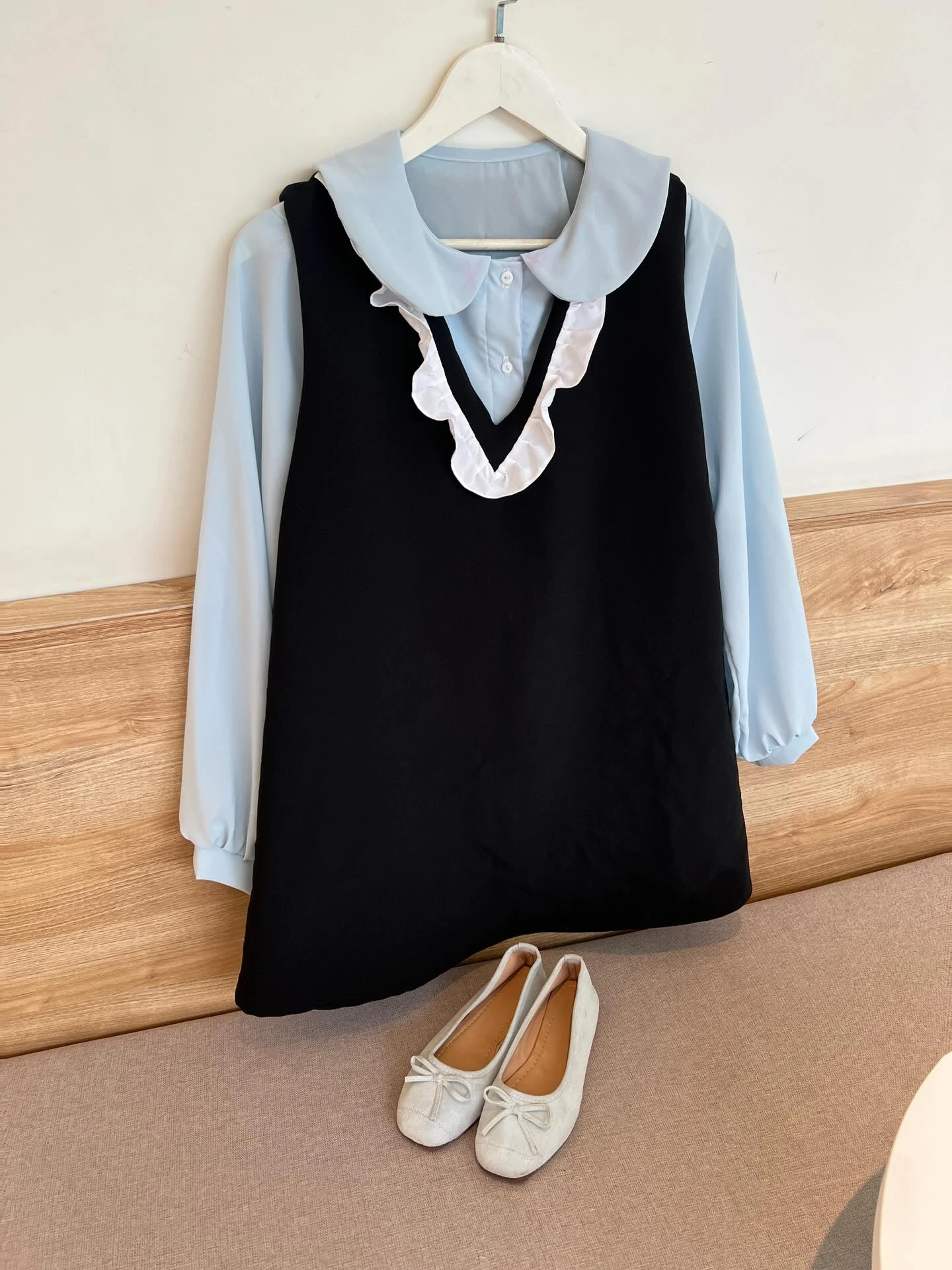 Set babydoll áo xanh sơ mi yếm đen cổ V bèo trắng