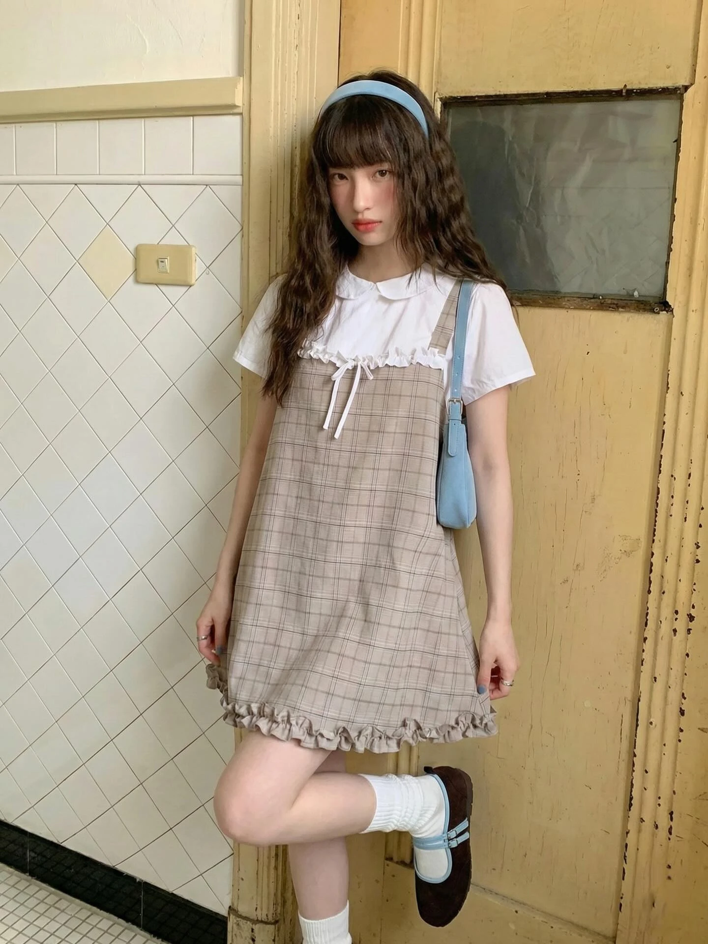 Set babydoll áo trắng yếm caro nâu nhạt