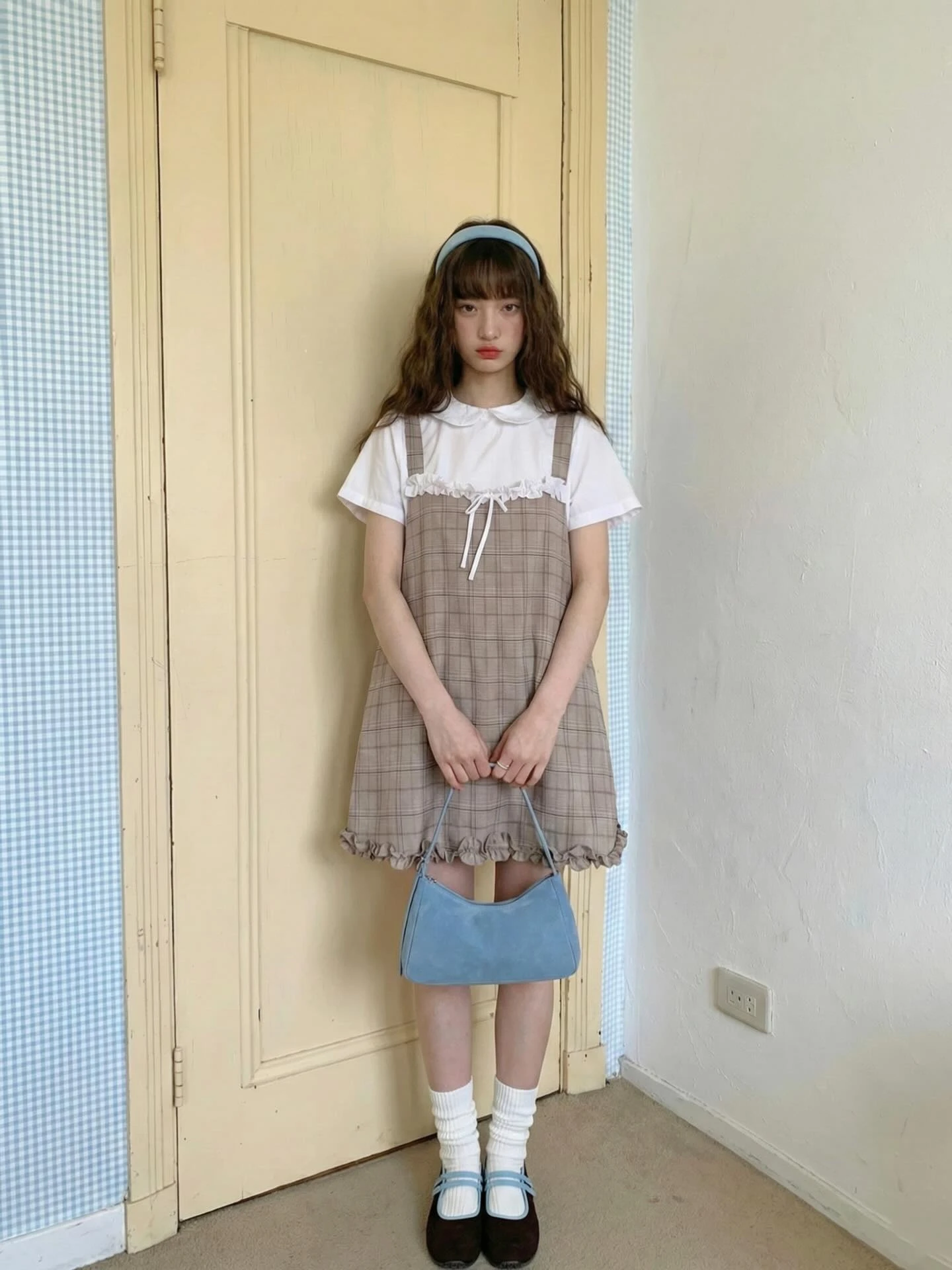 Set babydoll áo trắng yếm caro nâu nhạt