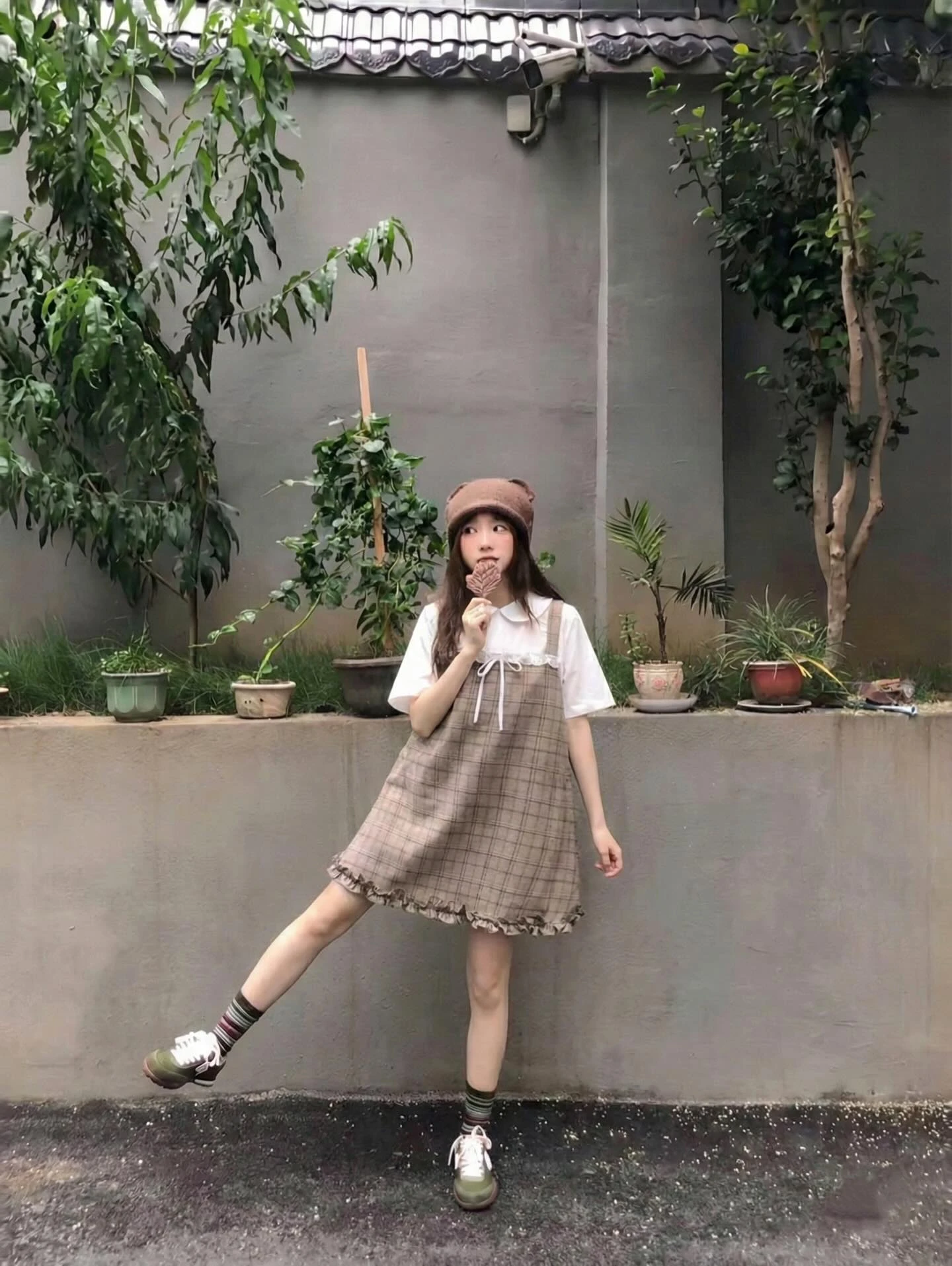 Set babydoll áo trắng yếm caro nâu nhạt