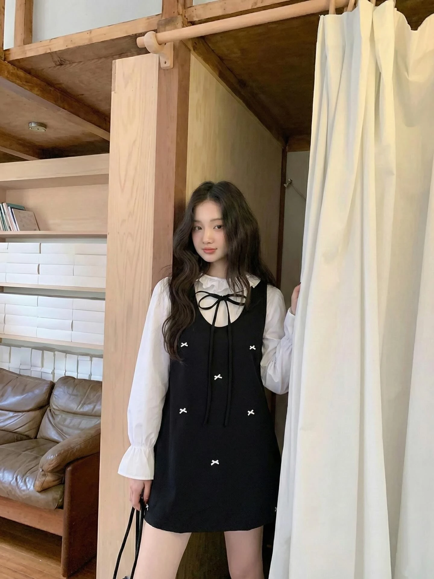 Set áo trắng tay dài yếm đen đính nơ nhựa