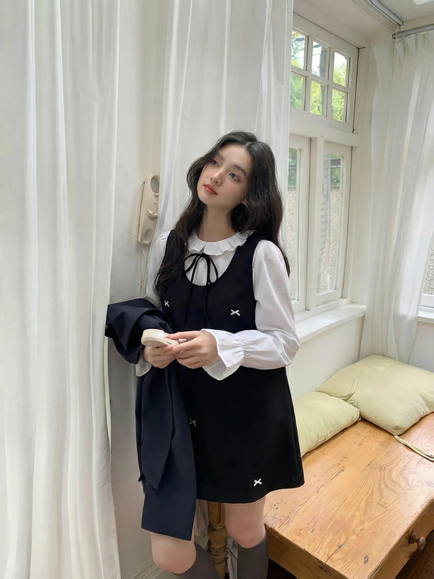 Set áo trắng tay dài yếm đen đính nơ nhựa