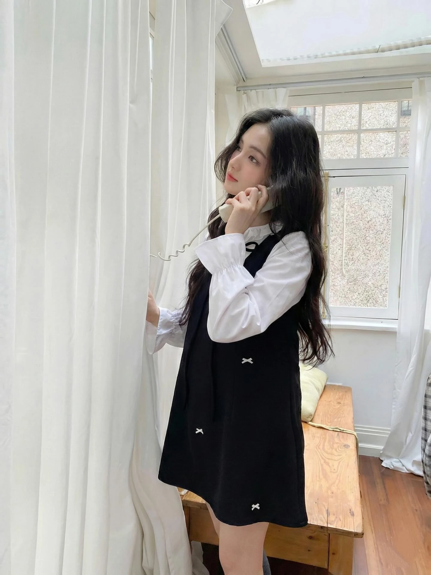 Set áo trắng tay dài yếm đen đính nơ nhựa