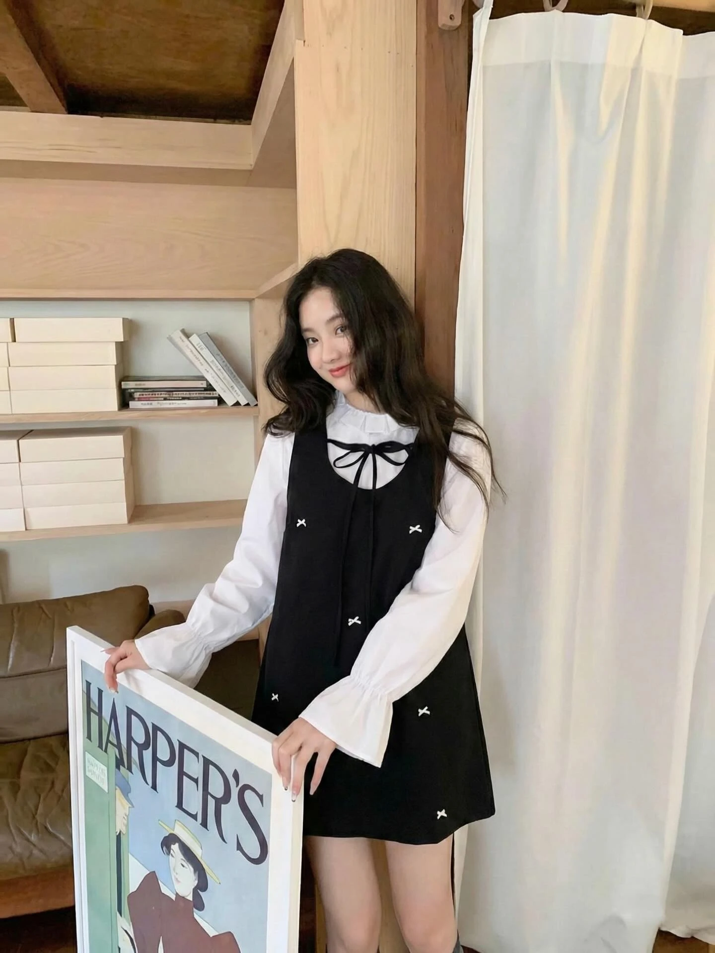 Set áo trắng tay dài yếm đen đính nơ nhựa