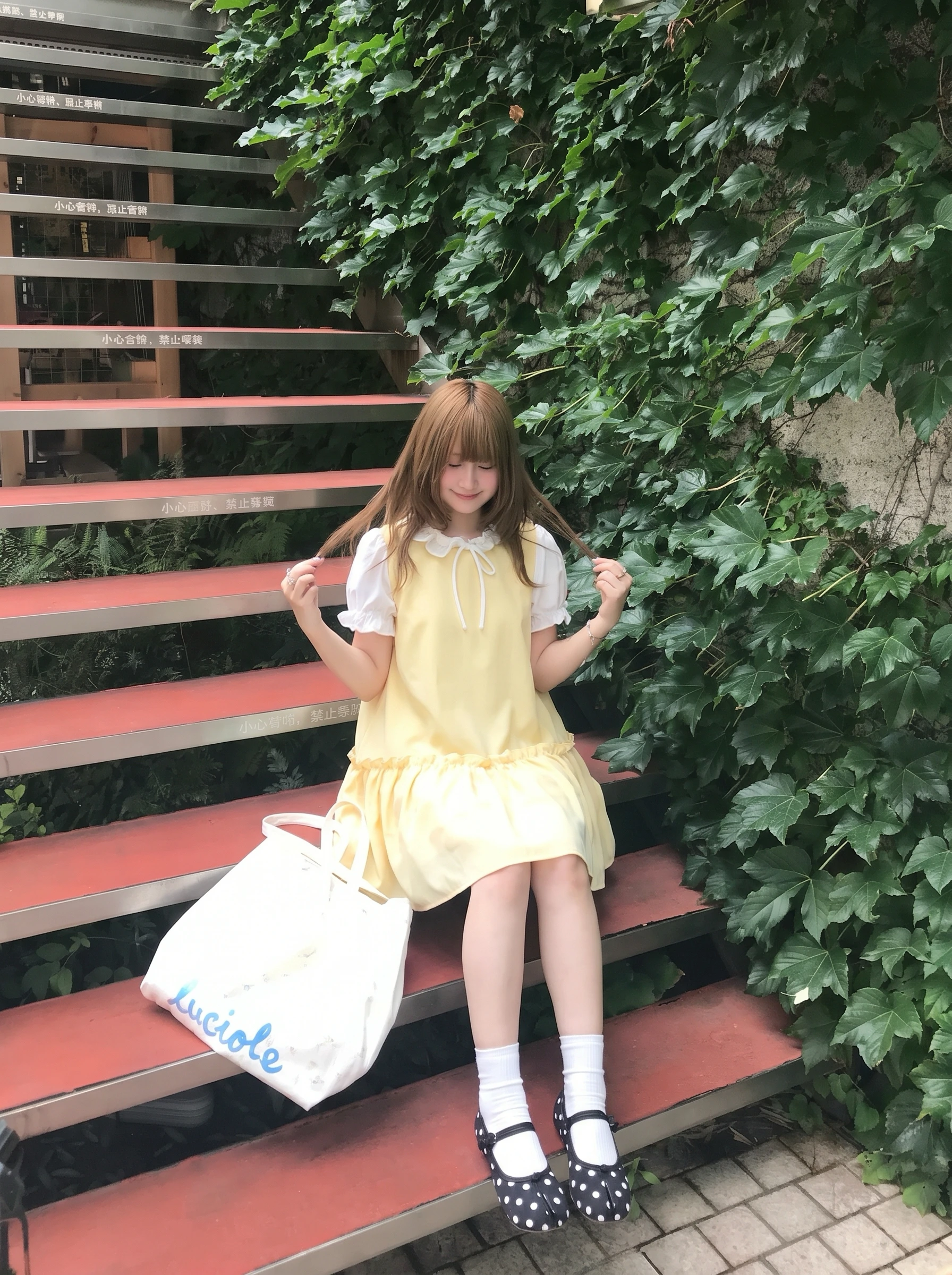 Đầm babydoll vàng phối bèo cổ tay trắng
